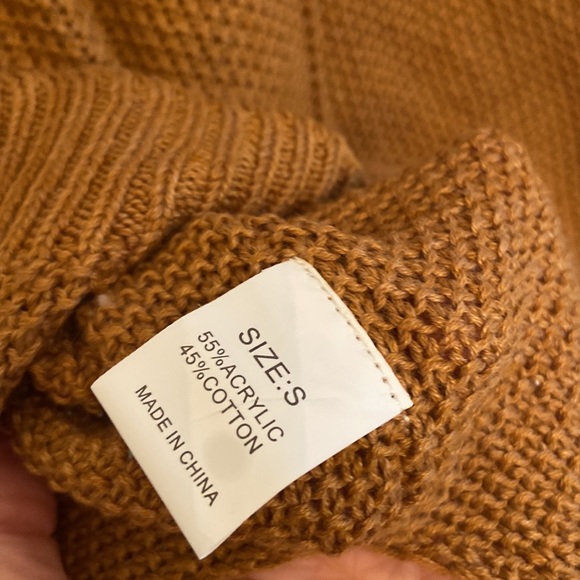 Boutique sweater, comfy with button details. New with tags Measurements in photo - Picture 6 of 10